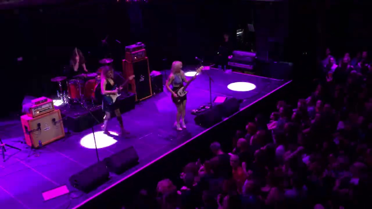 Lambrini Girls - Filthy Rich Nepo Baby - Live @ Paradiso Amsterdam 09-12-2025