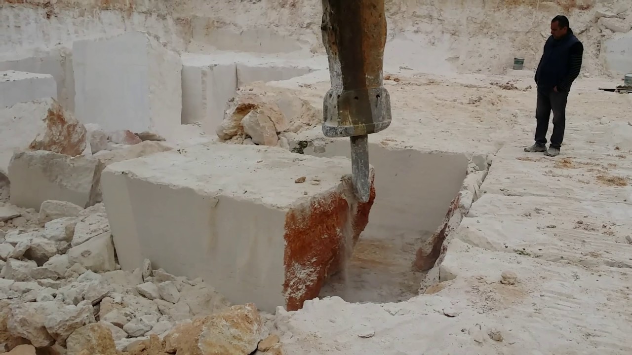 استخراج الرخام من أحد مقالع أو محاجر شركة سهيل والصاحب   فلسطين