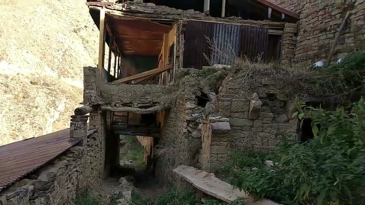 Арки, туннели и ущелье в старом селе Шангода Гунибского района Дагестана
