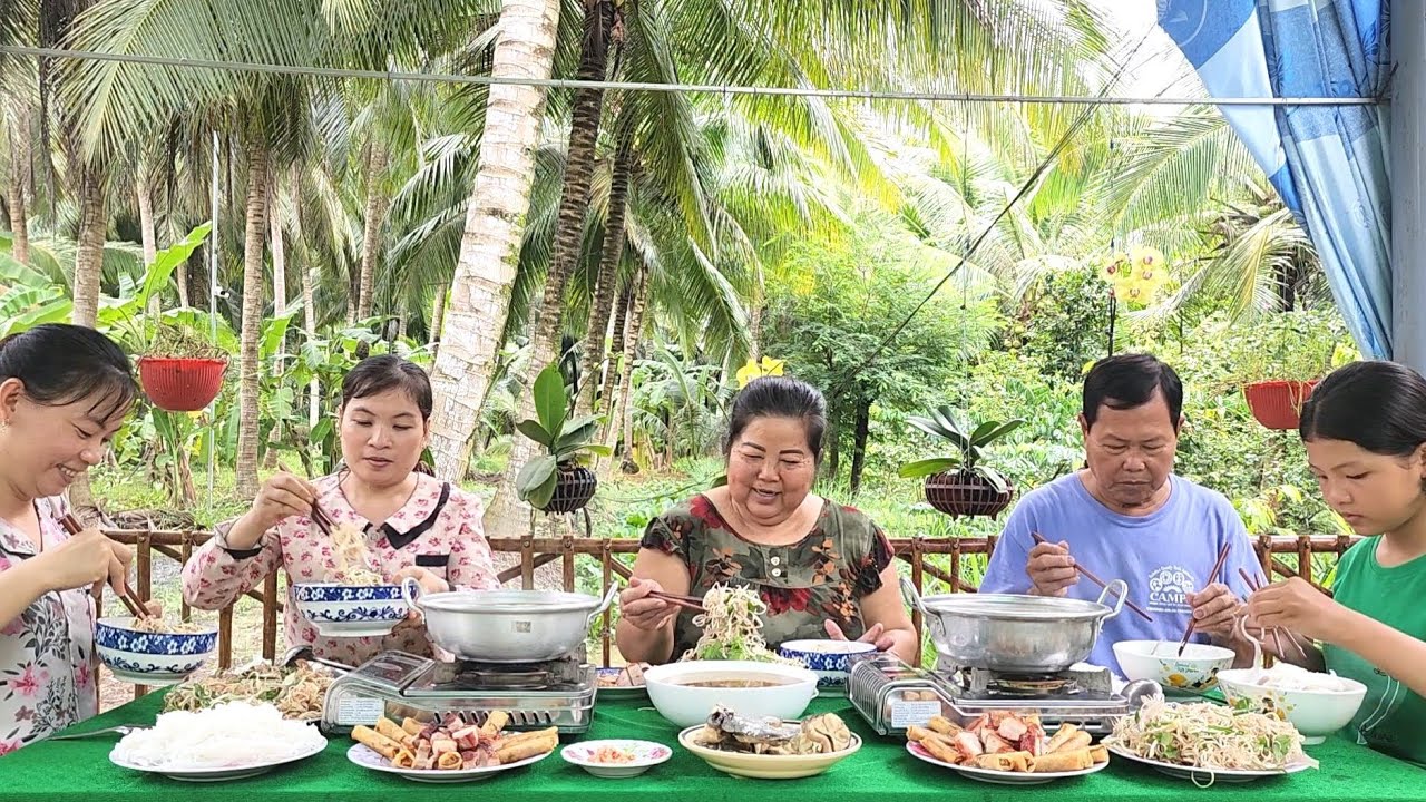 Quá Trời Ngon với Nồi Bún Nước Lèo Heo Quay Cá Đồng Trong Những Ngày Nước Lũ | BQCM & Family T860