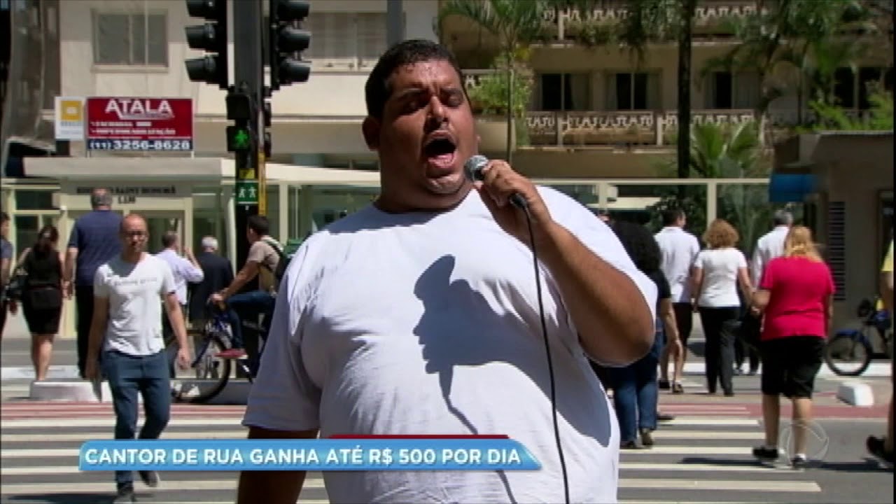 Cantor com voz semelhante à de Renato Russo ganha R$ 500 por dia