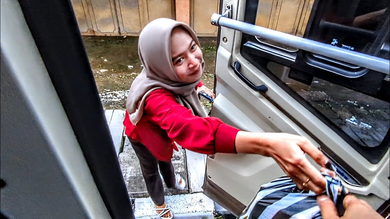 DAPAT BINGKISAN DARI AGEN KUTOWINANGUN, BAGAIMANA REAKSI CREW SUGENG RAHAYU 7025?