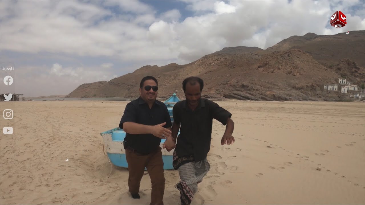 من قوة اعجابه بالتراث ... المذيع تحمس وشارك بالغناء باللغة المهرية