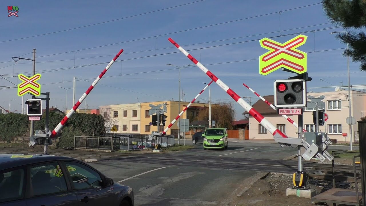 Železniční přejezd Pardubice [P4903] - 10.2.2024 / Czech railroad crossing