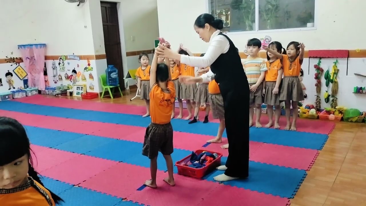 Ném xa bằng 2 tay.Lớp 5-6 tuổi B