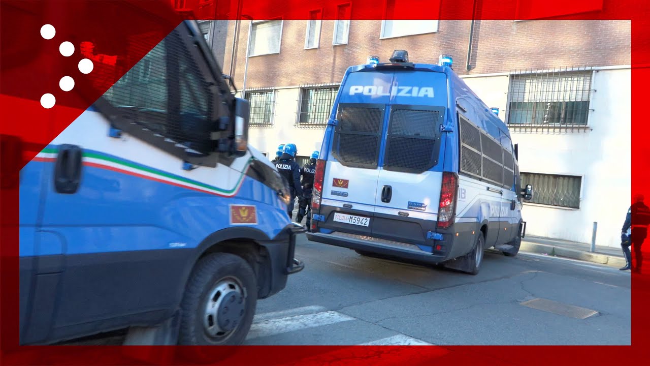 Continue deviazioni del corteo degli anarchici: le camionette della polizia sfrecciano in sirena