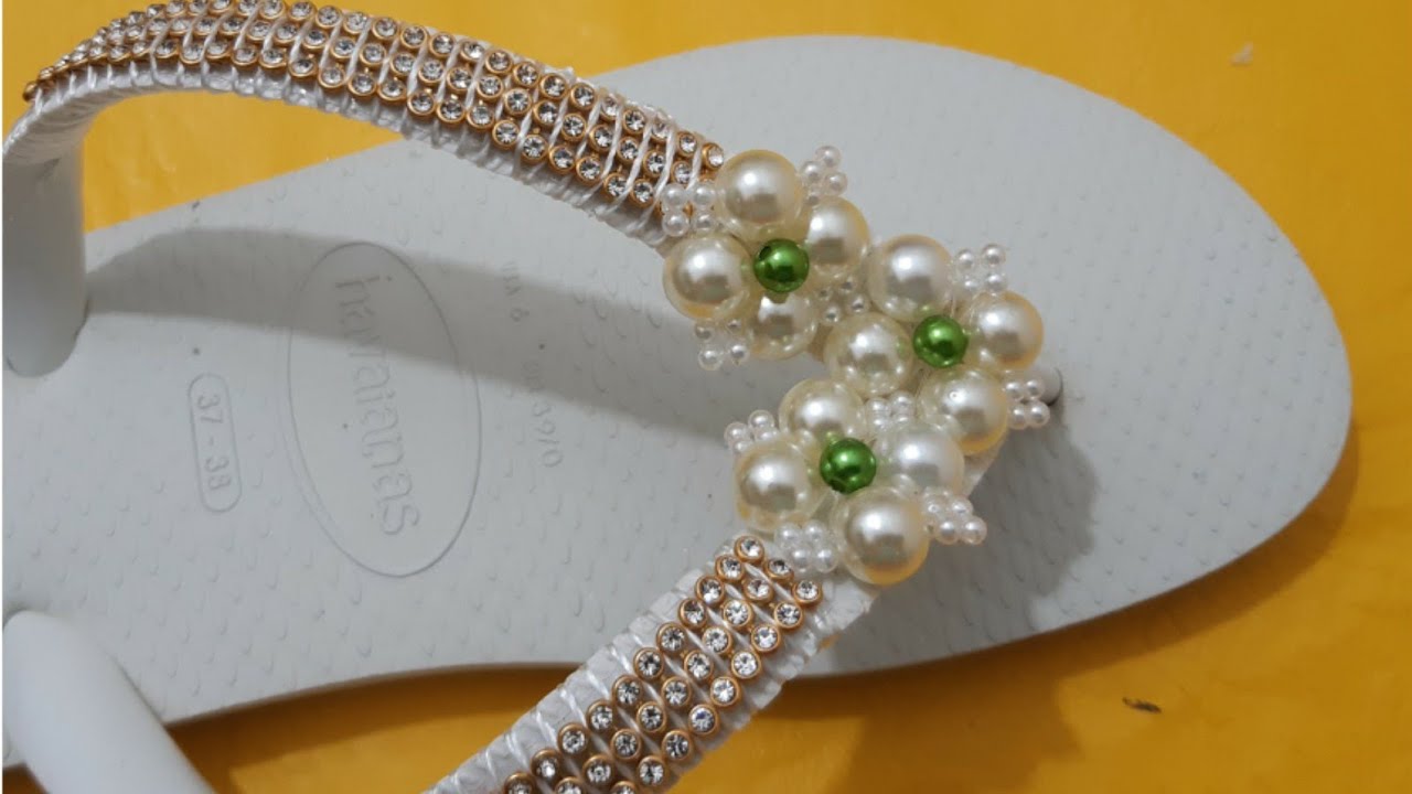 Chinelo decorado com perolas e manta de Strass