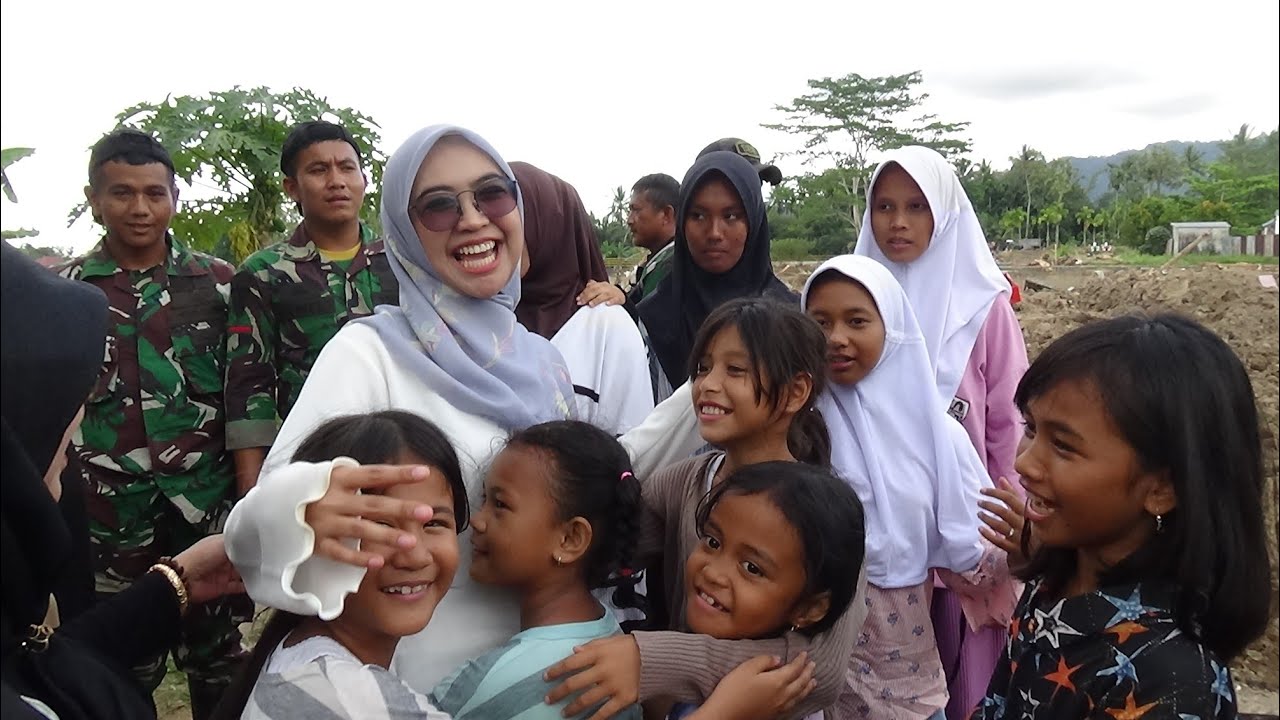 ARTIS RIA RICIS BANTU DAN HIBUR ANAK-ANAK K0RB4N BANJIR GALODO