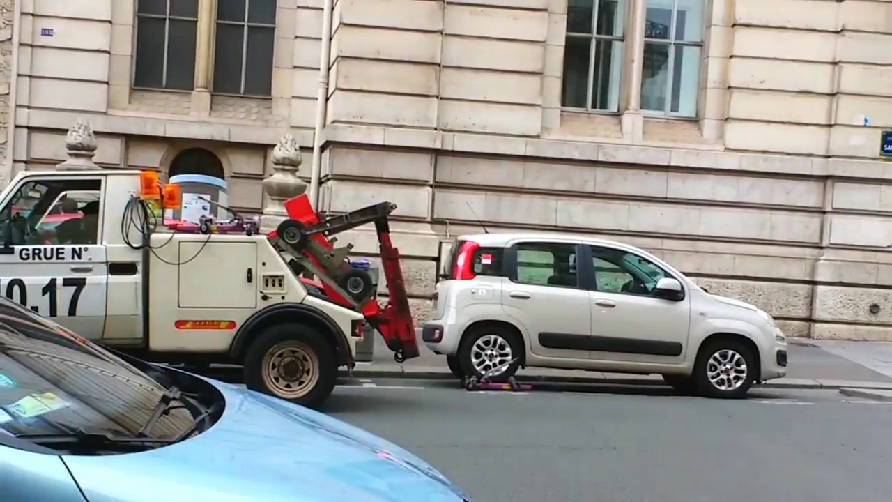 This is how your car gets towed in Paris
