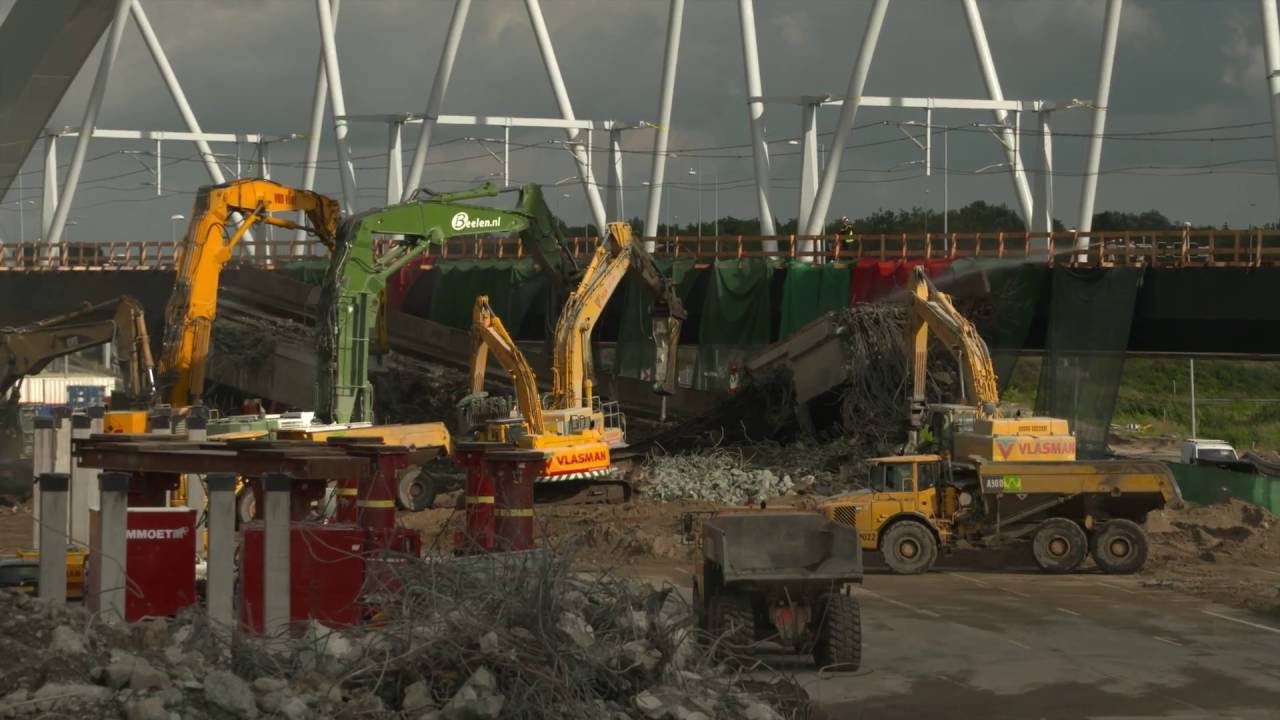 Gigantische klus: de nieuwe spoorbrug over de A1 bij Muiderberg | Timelapse