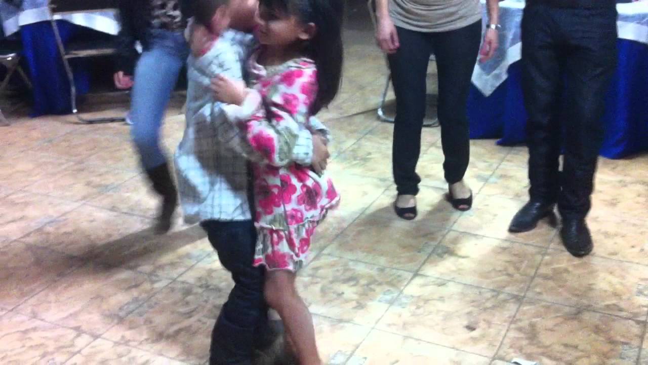 LA CAIDA DE LOS NIÑOS BAILANDO