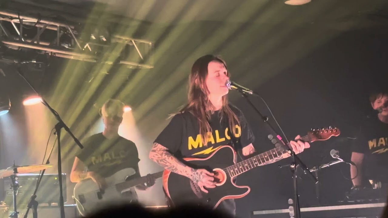 Julien Baker - Happy To Be Here (Live @ EartH Hall, London)