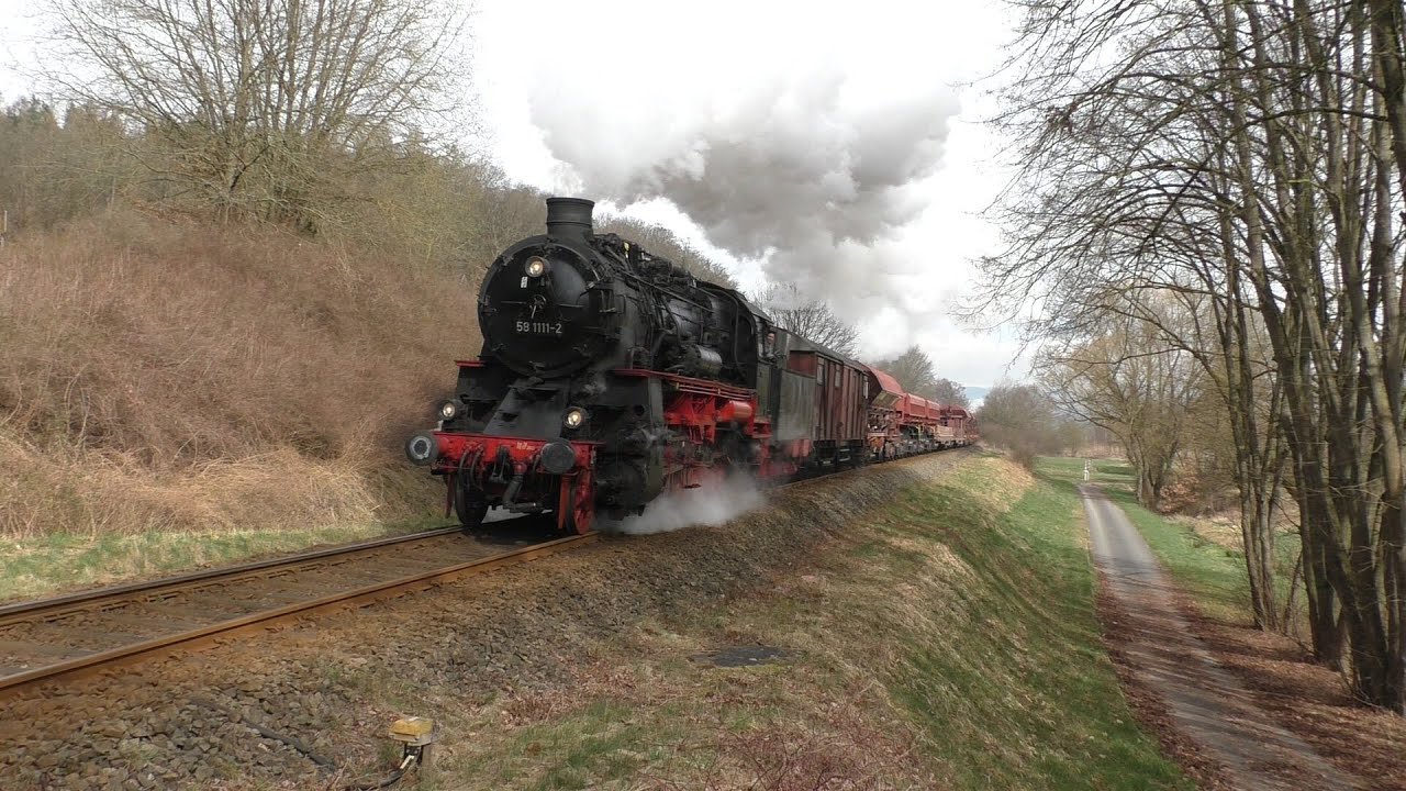 58 1111-2 müht sich mit einem Güterzug auf den Rampen nach Förtha
