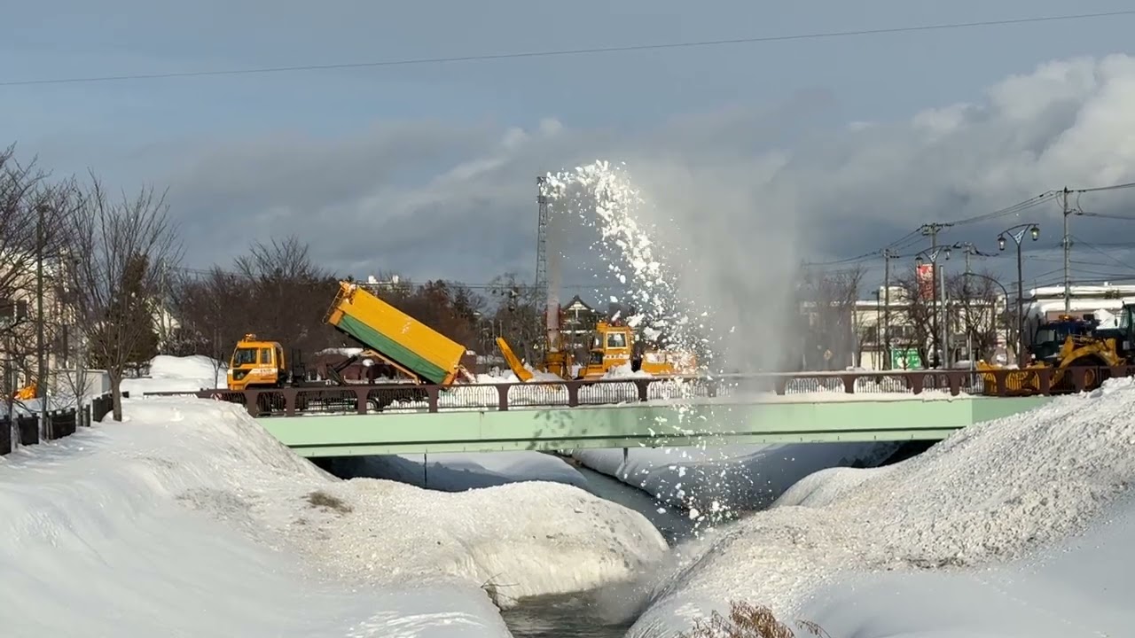 【流雪溝】ダンプとロータリーとタイヤショベル