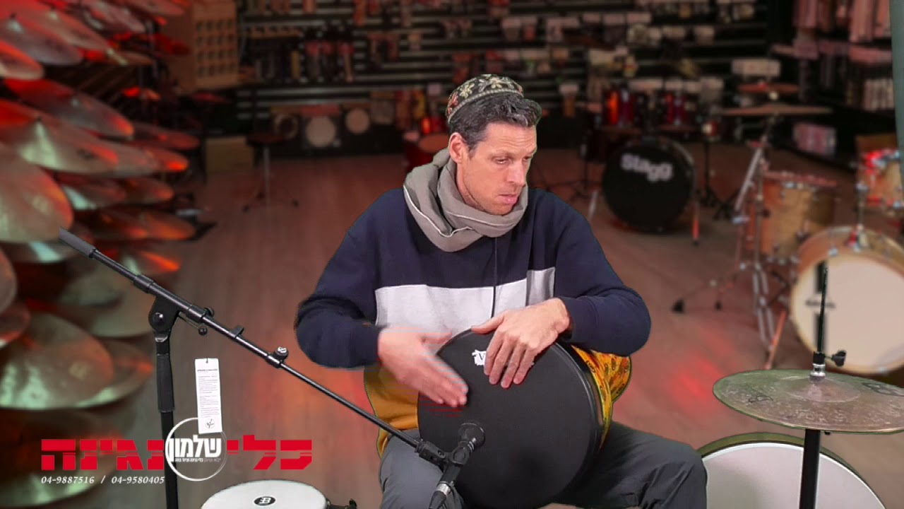 יאיר מור נגן כלי הקשה מדגים כלים של חברת Meinl