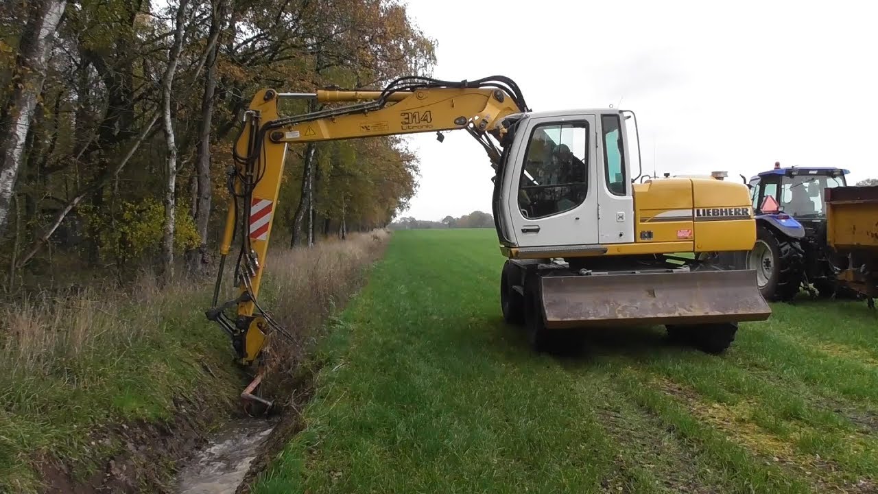 Ditch maintenance with Liebherr
