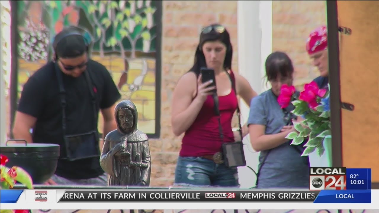 Elvis fans pay an emotional tribute to the King of Rock ‘n’ Roll on the 42nd anniversary of his deat