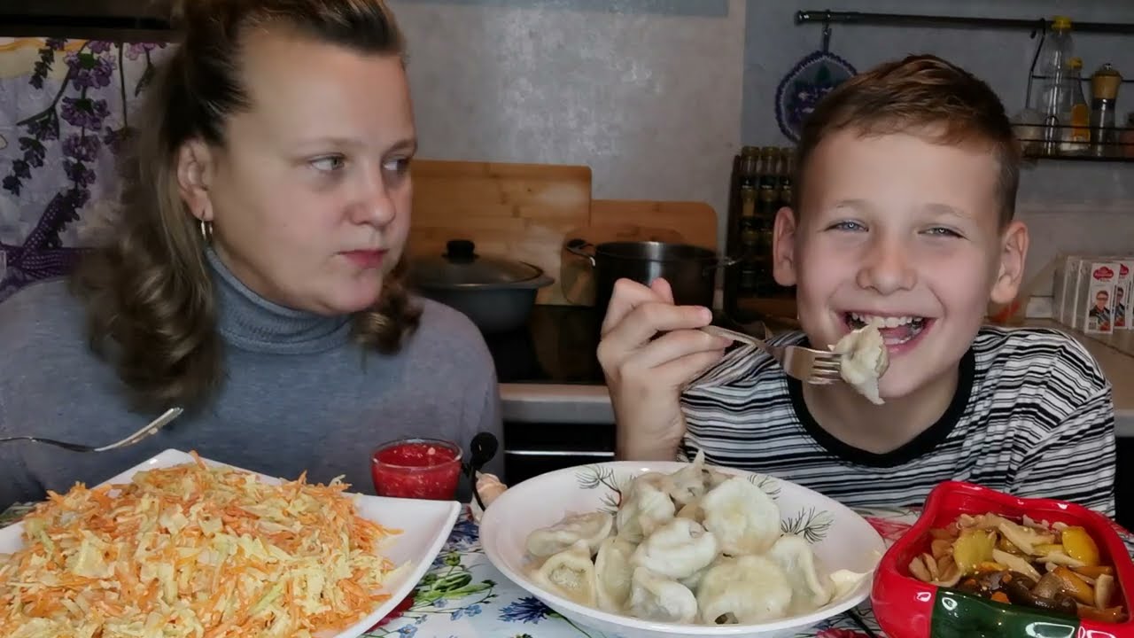 Мукбанг Хинкали мини, салат редька / Что происходит?? 😳🤔