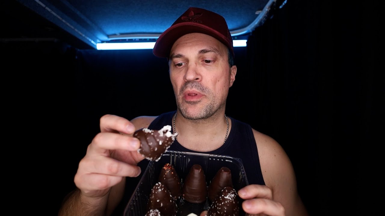 ASMR | Provando Beijinhos de Chocolate 🧁  Asmr Português!