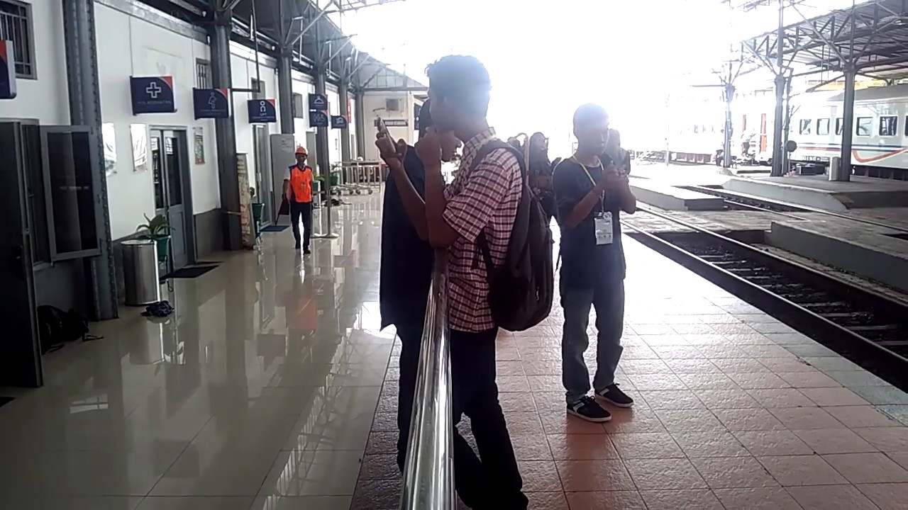 kedatangan Kereta api 402 Kaligung di Stasiun Semarang Poncol