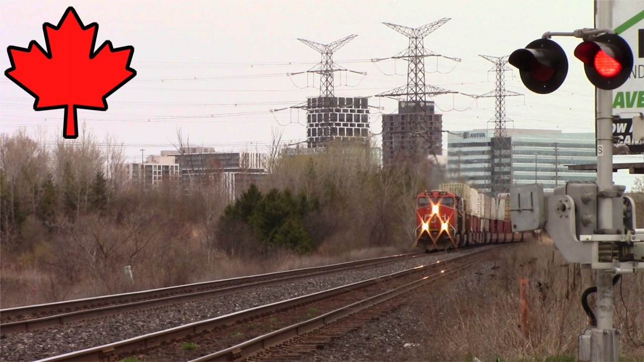 Canadian National [CN]: ET44AC 3113(Tier4) & exCREX Intermodal/Stack-Train Westbound | Markham, ON.