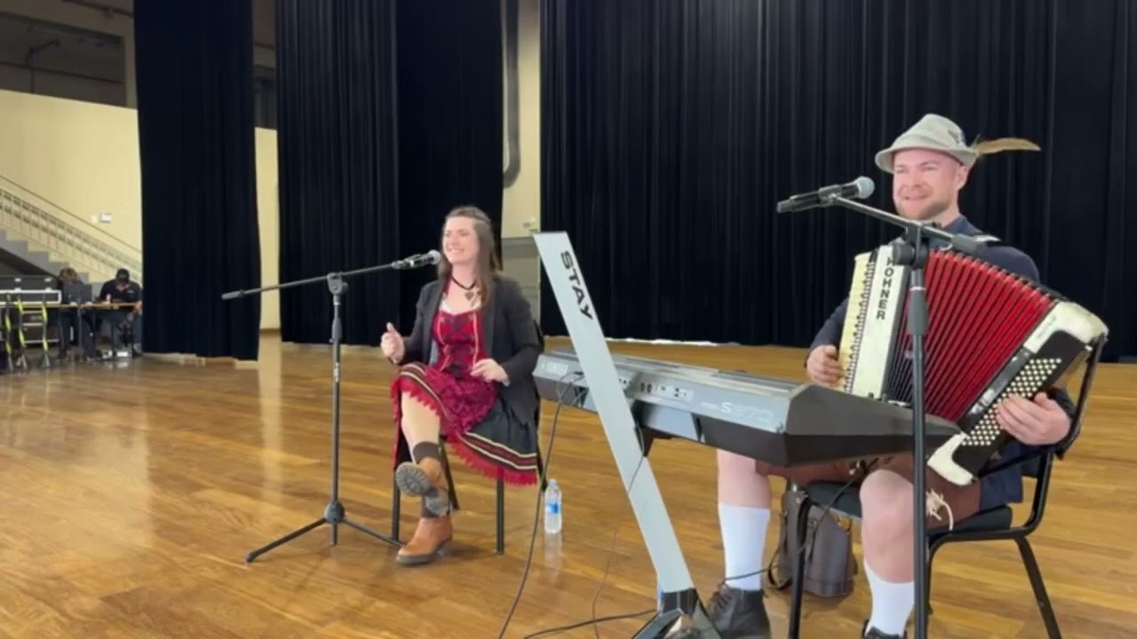 Karine e Felipe música alemã - Ao vivo em Guarapuava PR