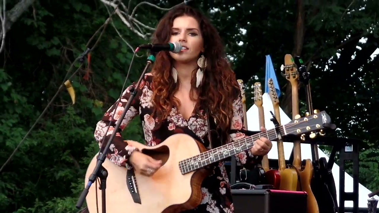 Suzi Oravec Plays Her Original Song &ldquo;It Ain&rsquo;t What You Got&rdquo; (August 2015)
