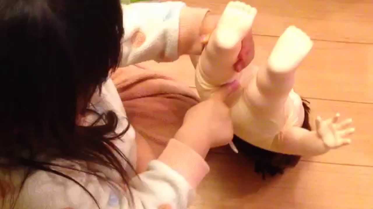 ぽぽちゃんのおまたにクリーム塗ってます。笑　PT2.