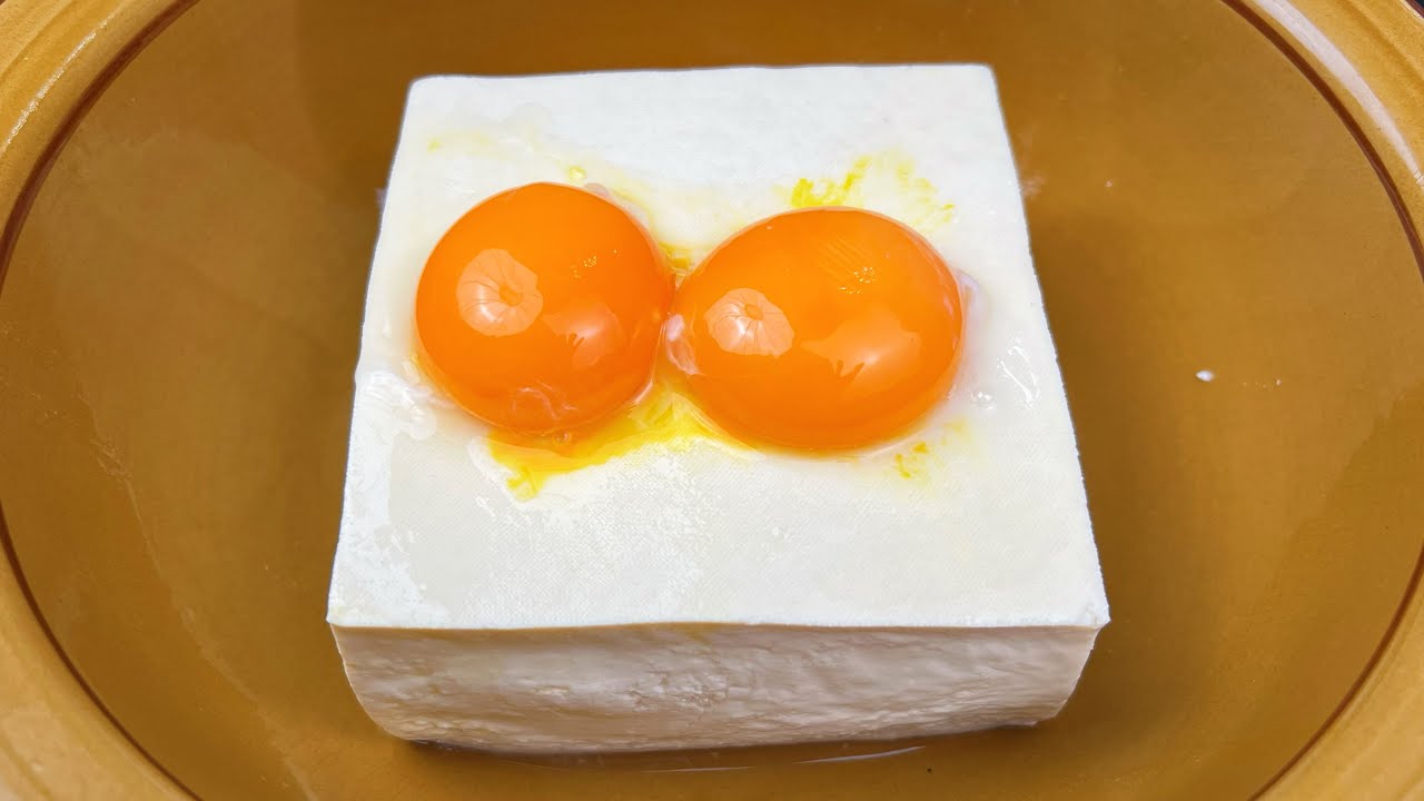 Добавьте 2 яйца в тофу. Я не ожидала, что он будет таким вкусным. Он гладкий, нежный, ароматный и