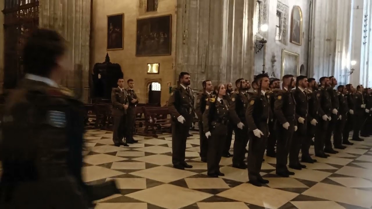 Retirada de las unidades participantes el Día de San Fernando 2023 de la Catedral de Sevilla...4K.