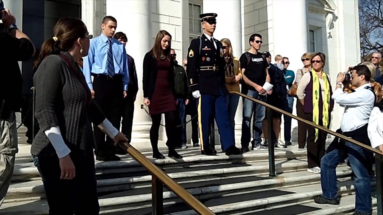 DYRHS Students Lay Wreath at the Tomb of the Unknown Soldier