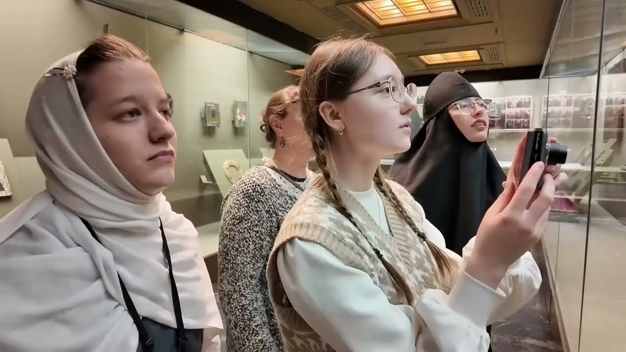 Поездка студенток Первого православного колледжа в Третьяковскую галерею и вышивальную мастерскую