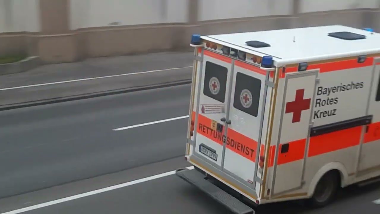 Mehrere Einsatzfahrten von BF Augsburg, FF Oberhausen, Polizei, Rettungsdienst und WF MAN.