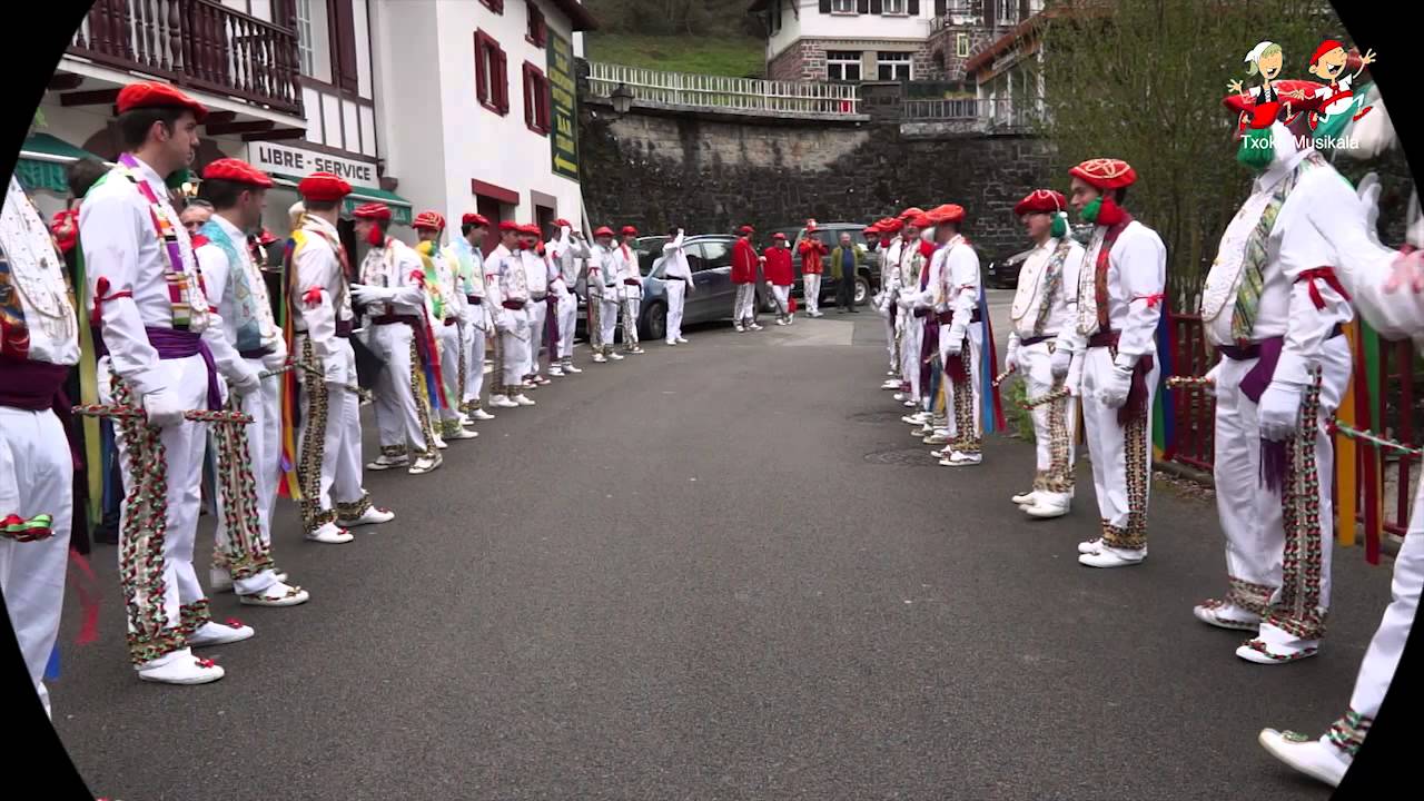 201504050208 Luzaideko Bolat Dantzariak, Benta auzora eginiko bisita