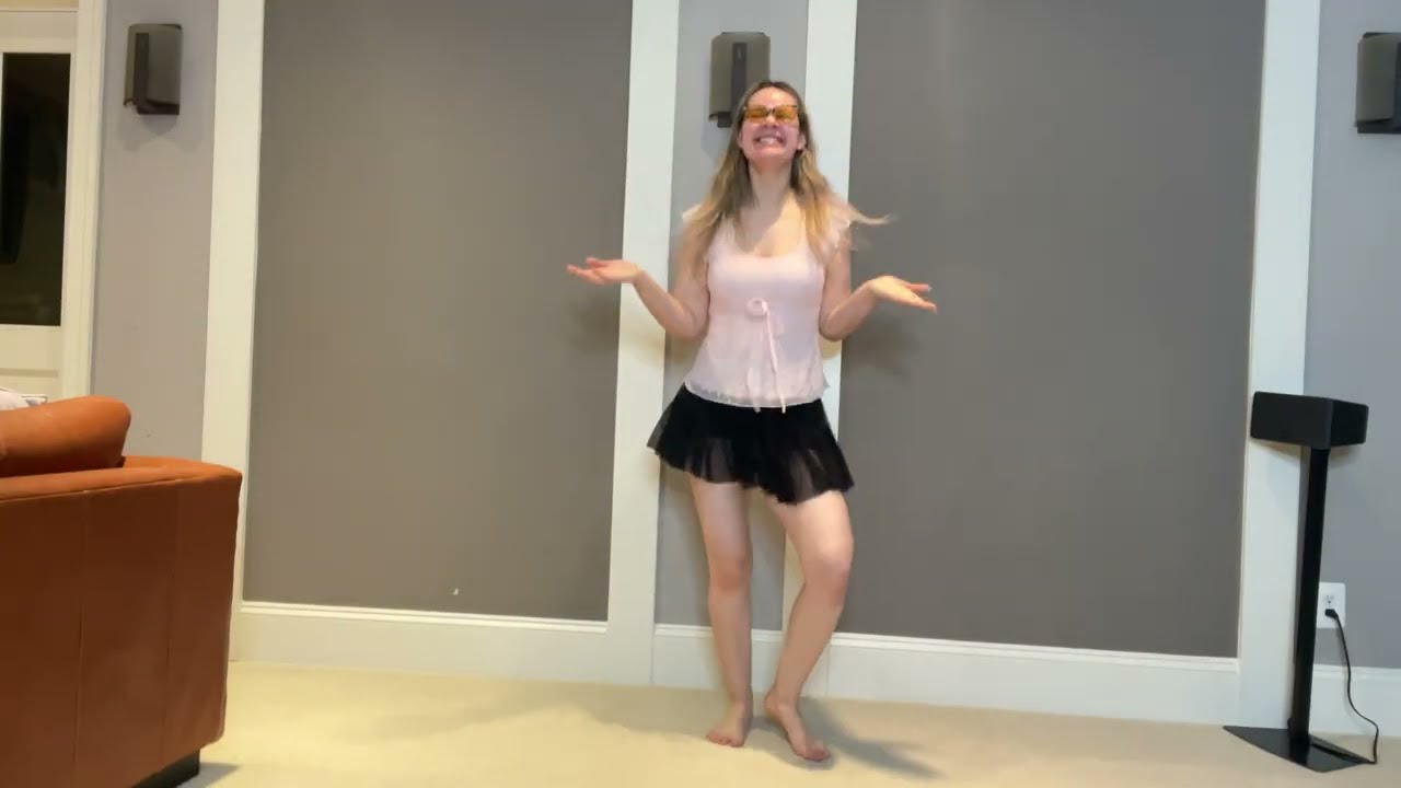 Meur dances, panics, and then goes back to dancing! 💃