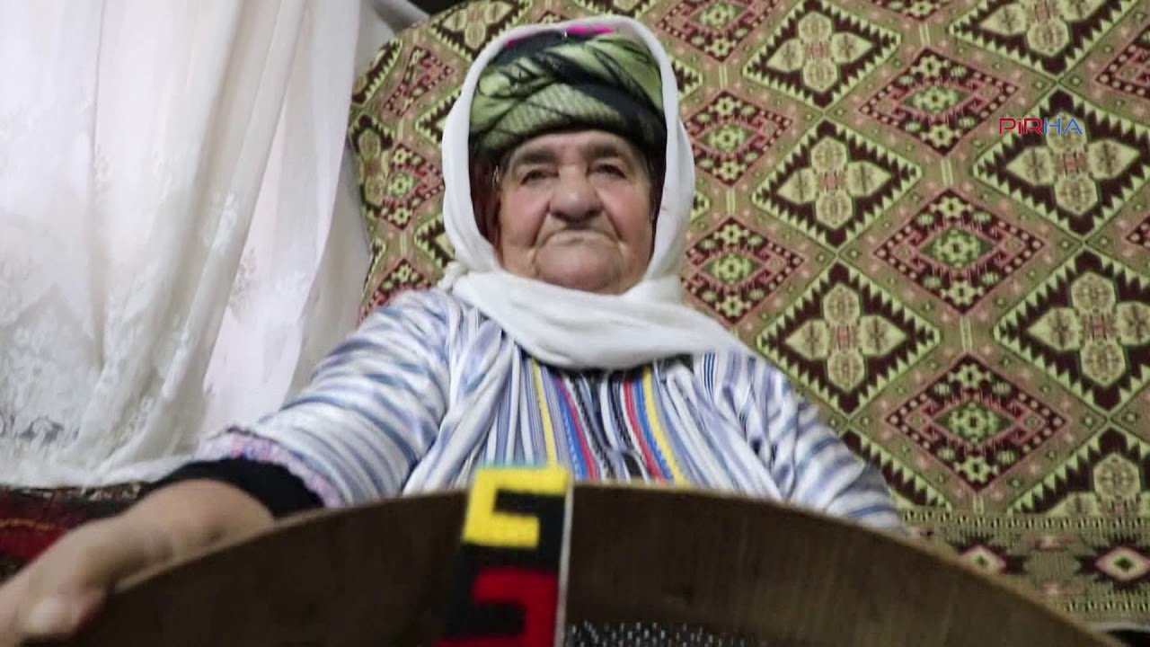 Dağ köyünde tek odalı bir evde hayata tutunmaya çalışıyor