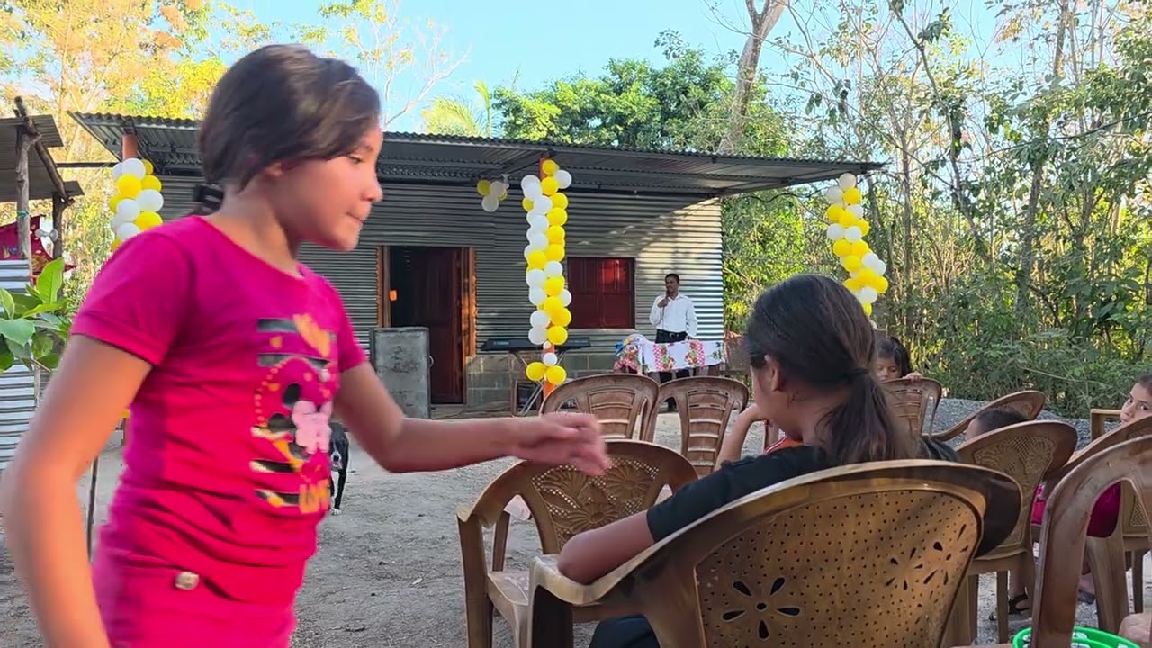 Llega doña Juanita en pleno video ayudar a doña Maili. 