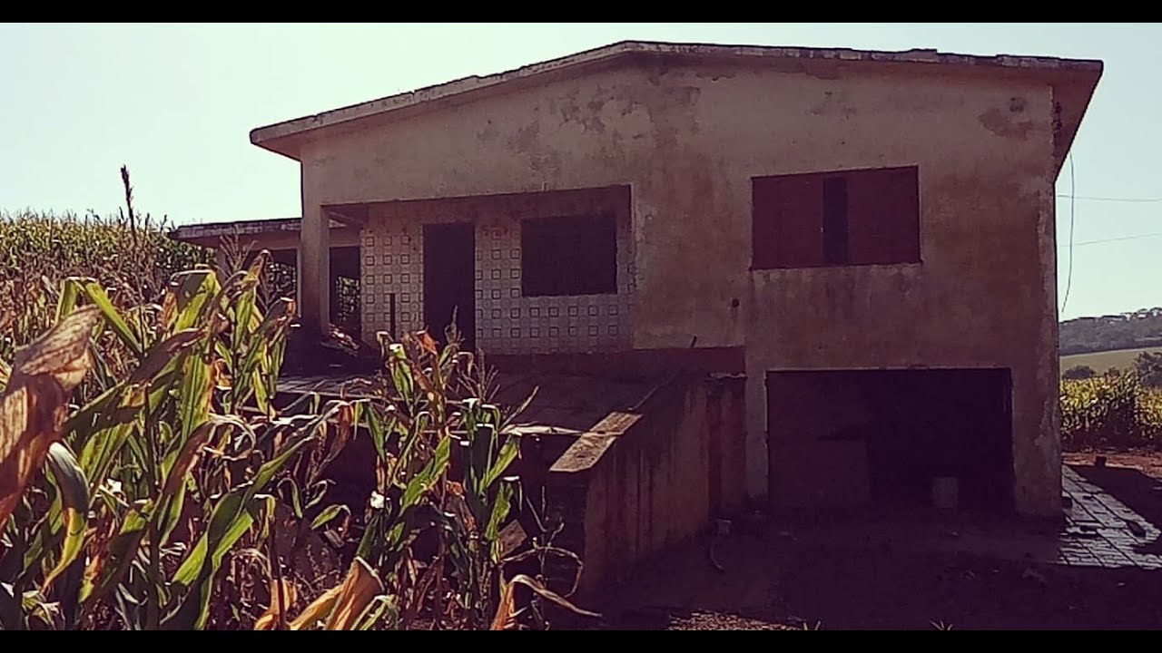 Uma voz de uma moça me manda sair da mansão abandonada aos 9 e 25 minutos, Sai as Pressas da Casa