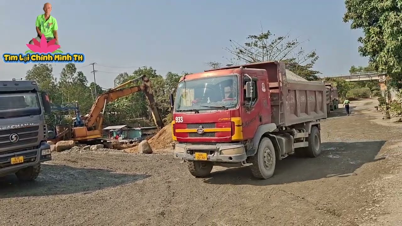 khu vực xe ben tấp nập lên xuống chở đất đá cho xà lan