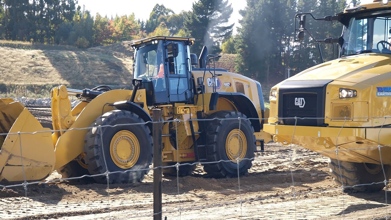 Caterpillar 982 Wheel Loader loading a CAT 730 Dump Truck | Otago | New Zealand | 4K