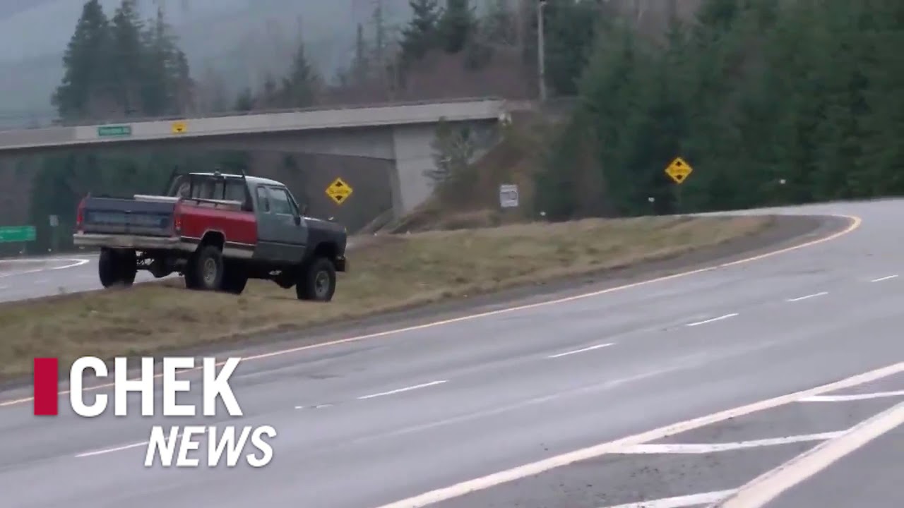 Pickup breaks through Highway 19 Coastal Gas Link pipeline blockade near Courtenay | CHEK News