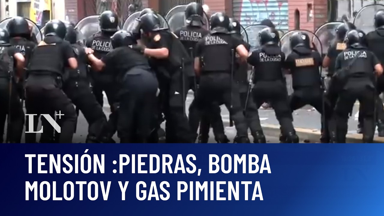 Tensión afuera del Congreso: la policía activó el camión hidrante contra manifestantes