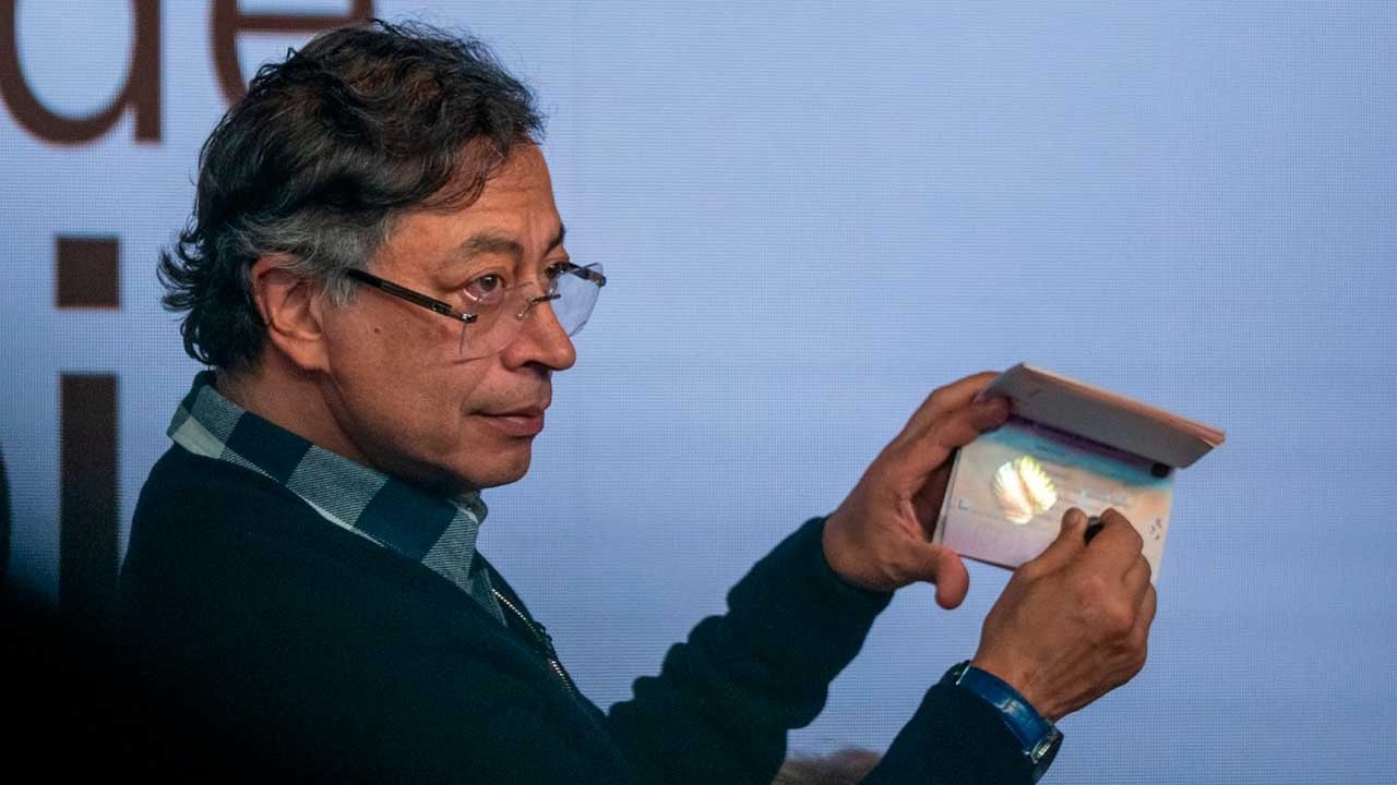 Presidente Gustavo Petro presenta en detalle a los colombianos el nuevo pasaporte