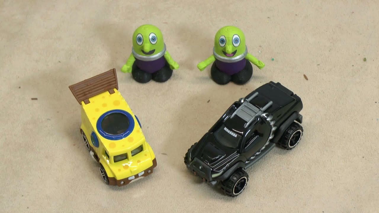 Toy Cars Knockout Racing with New Funlings Car and Lightning McQueen