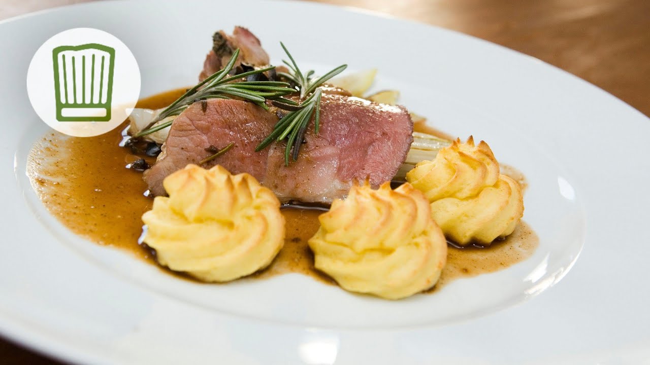 Lammkeule in Olivenjus mit Herzoginkartoffeln und karamellisiertem Chicoree #chefkoch