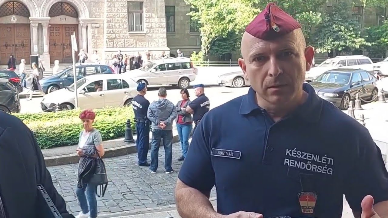 Tanult &uuml;gyv&eacute;d vs tanulatlan rendőr... Biztos 5 h&eacute;t alatt lett alezredes! 😁