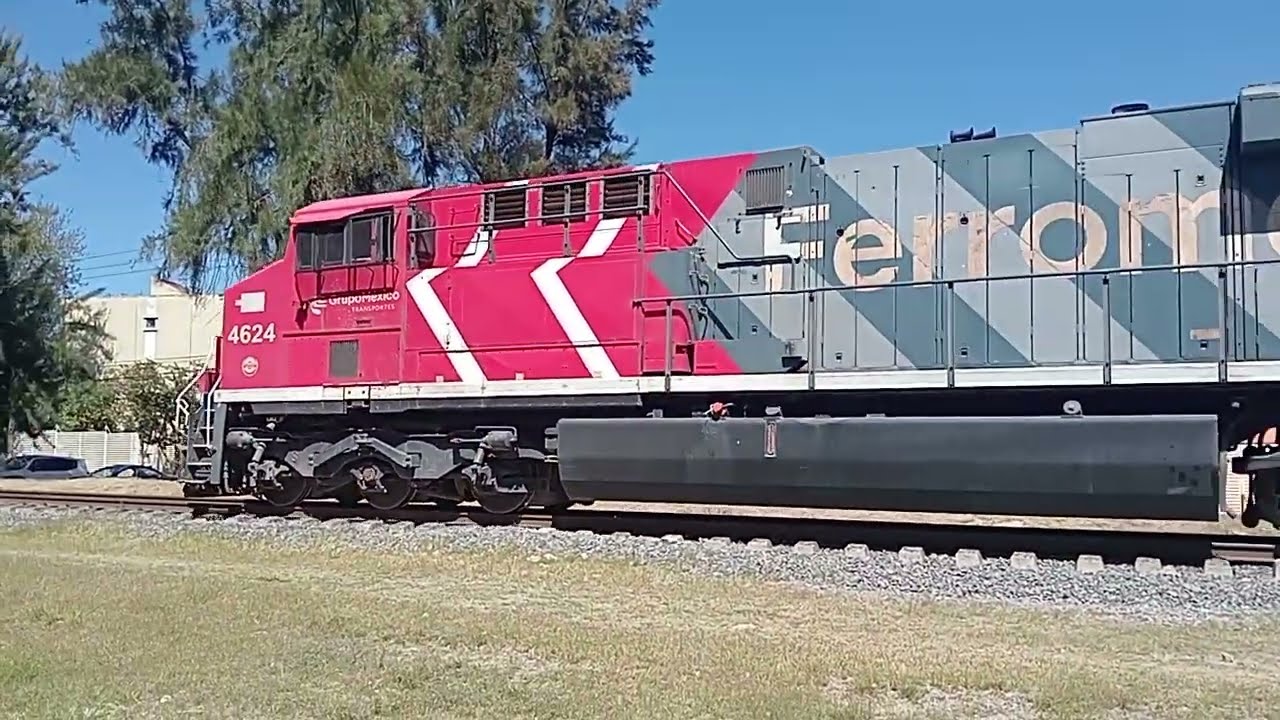 ¡Casi se lo lleva el tren! Intermodal FXE 4624 y FXE 4011 pitando.
