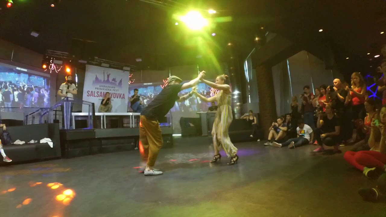 BACHATA DOMINICANA real calle style - Raul y Maria Dancers . Бачата Киев