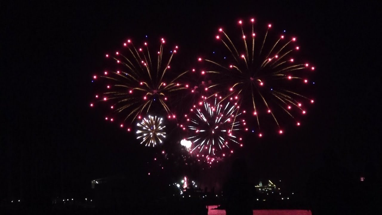 Feuerwerk bei der 34. Hansesail 2025 in Rostock Warnemünde