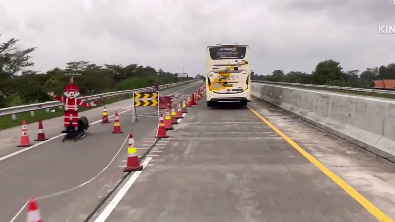 Suasana jalan tol trans Jawa @HASIMchannel 